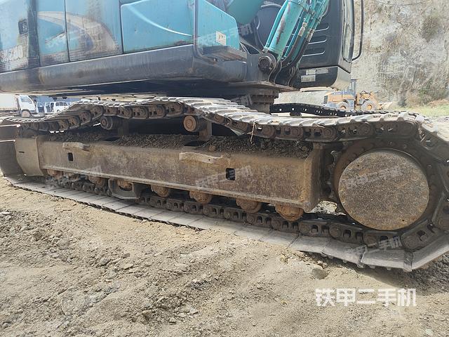 單側(cè)履帶整體(整機(jī)外觀) 單側(cè)履帶整體(整機(jī)外觀)