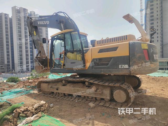 駕駛室整體(整機(jī)外觀) 駕駛室整體(整機(jī)外觀)