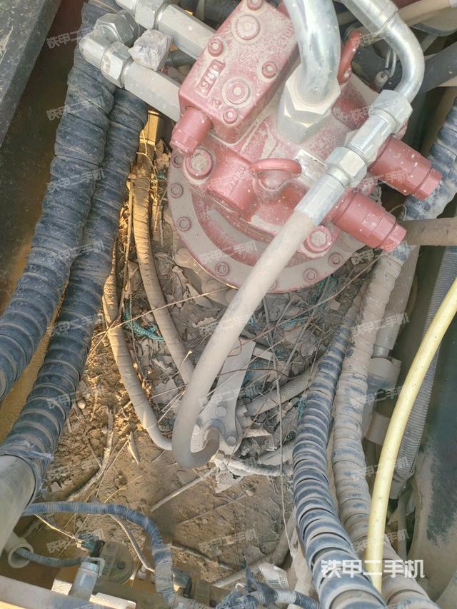 中央回轉(zhuǎn)接頭特寫(xiě)（上車(chē)部件）