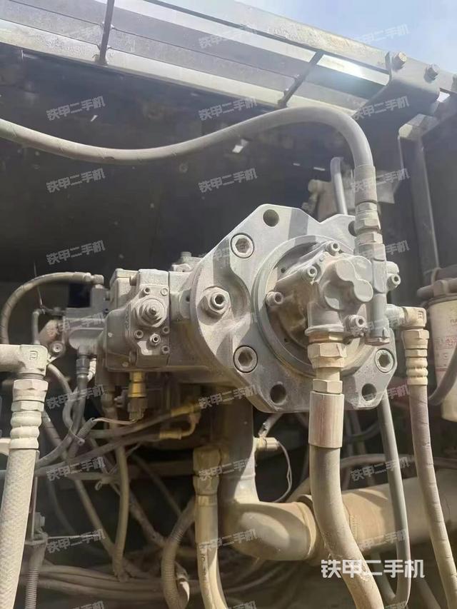 液壓泵艙室正面整體（整機外觀）