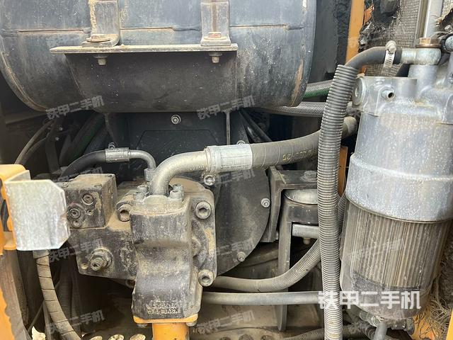 液壓泵艙室正面整體(整機外觀) 液壓泵艙室正面整體(整機外觀)