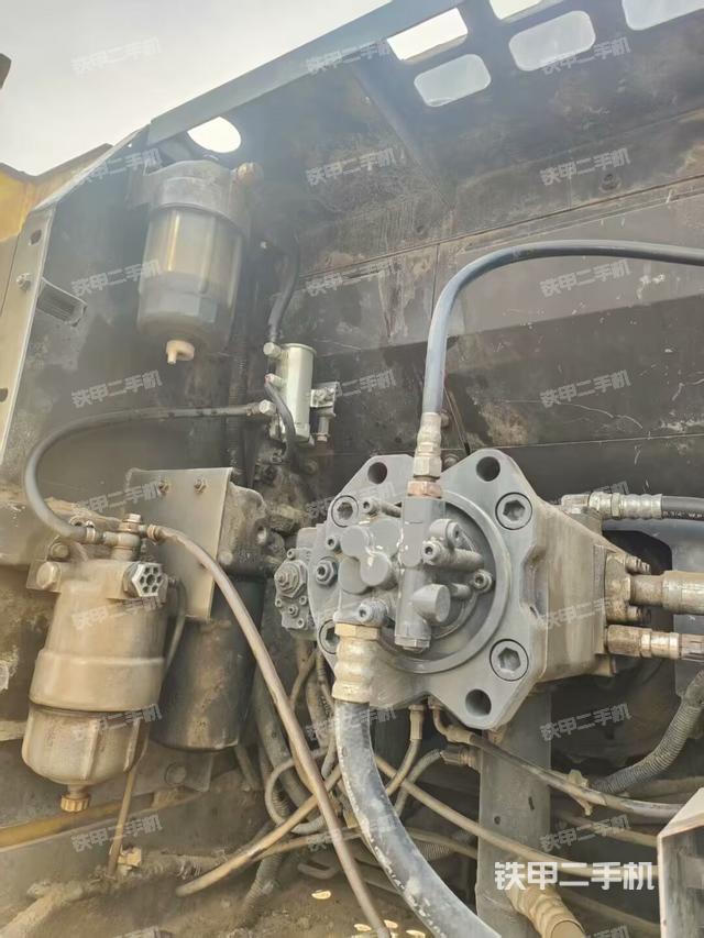 液壓泵艙室正面整體（整機(jī)外觀）