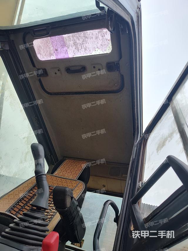 駕駛室頂部(整機(jī)外觀) 駕駛室頂部(整機(jī)外觀)