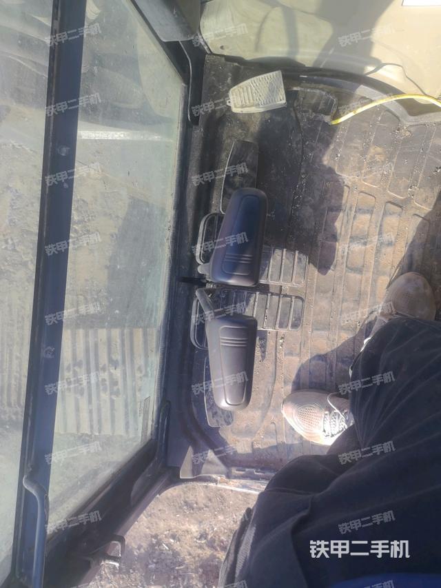 行走控制手柄和踏板 俯拍（驾驶室部分）