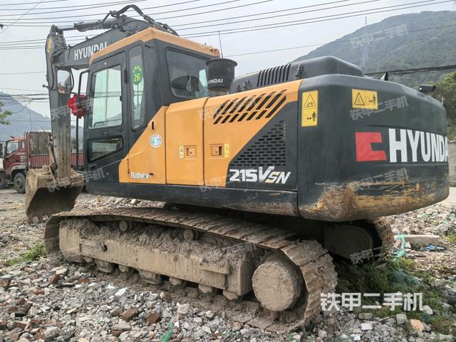 现代R215VS挖掘机的设备实拍-第3张实拍照片