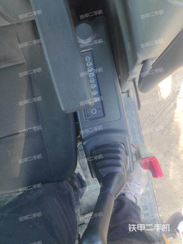 座椅左側控制臺/音響/含左手柄(駕駛室部分) 座椅左側控制臺/音響/含左手柄(駕駛室部分)