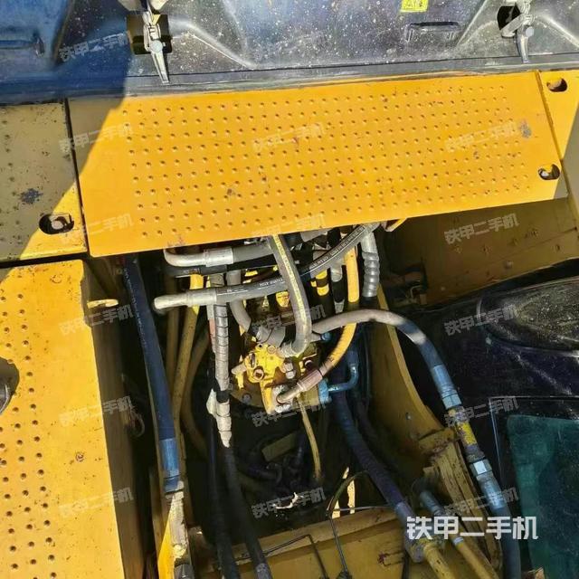 回轉(zhuǎn)馬達(dá)和主控閥（整機外觀）