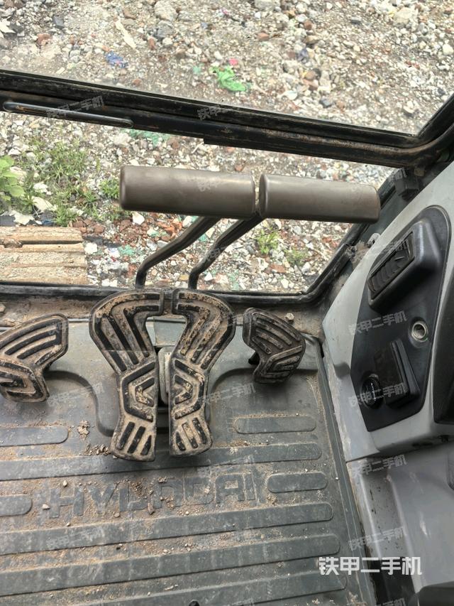 行走控制手柄和踏板 俯拍（驾驶室部分）