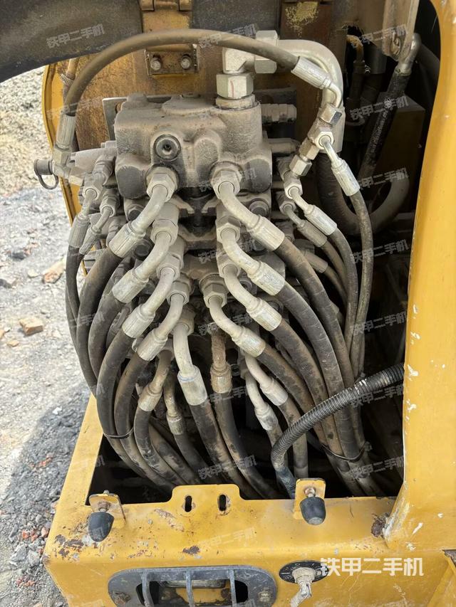 回轉(zhuǎn)馬達(dá)和主控閥（整機(jī)外觀）