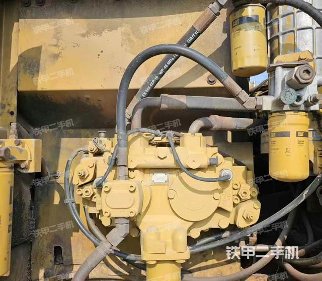 液压泵舱室正面整体（整机外观）