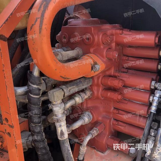 回转马达和主控阀（整机外观）