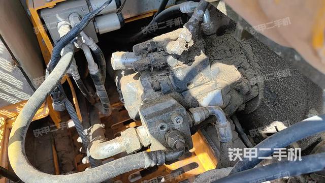 液壓泵艙室正面整體(整機(jī)外觀) 液壓泵艙室正面整體(整機(jī)外觀)