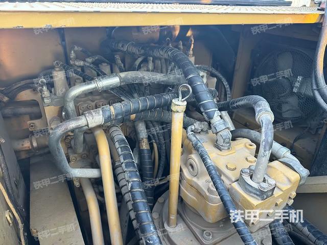 回轉(zhuǎn)馬達(dá)和主控閥（整機(jī)外觀）