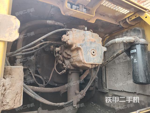 液壓泵艙室正面整體(整機(jī)外觀) 液壓泵艙室正面整體(整機(jī)外觀)