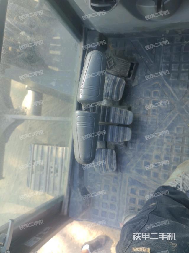 行走控制手柄和踏板?俯拍(駕駛室部分) 行走控制手柄和踏板?俯拍(駕駛室部分)