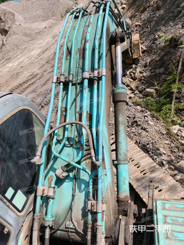 大臂油缸整体 竖拍（工作和回转装置）