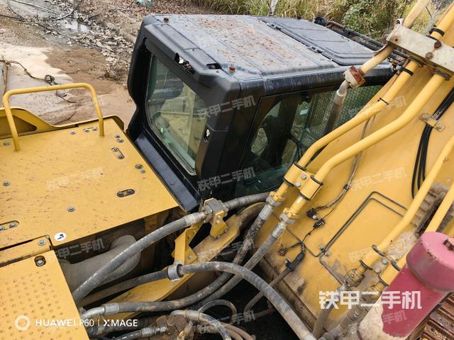 駕駛室頂部(整機(jī)外觀) 駕駛室頂部(整機(jī)外觀)