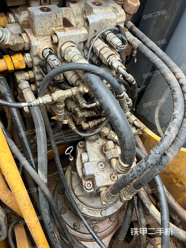 回轉(zhuǎn)馬達(dá)和主控閥(整機(jī)外觀) 回轉(zhuǎn)馬達(dá)和主控閥(整機(jī)外觀)