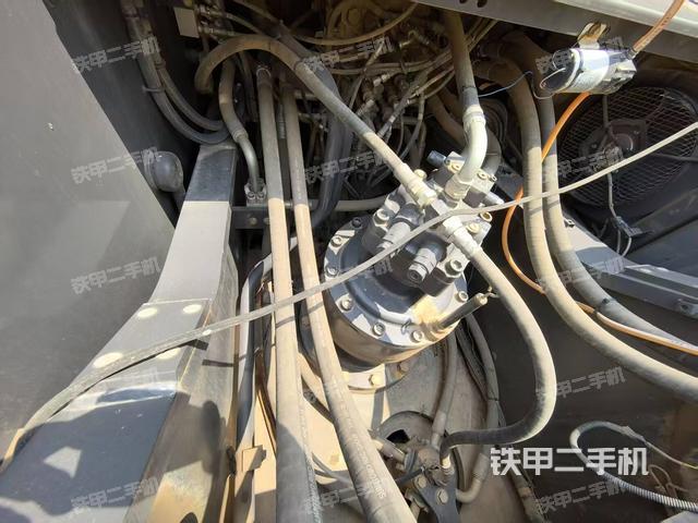 回轉(zhuǎn)馬達(dá)和主控閥（整機(jī)外觀）