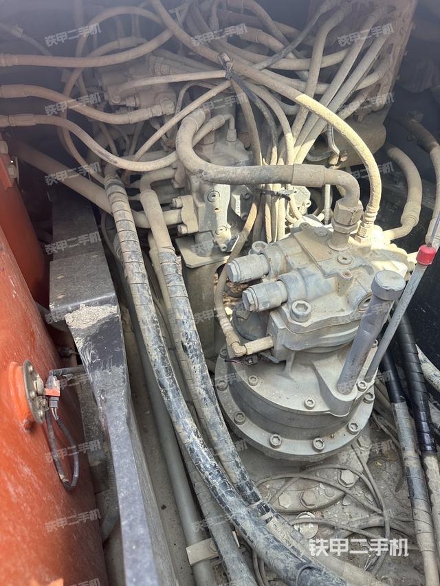 回转马达和主控阀（整机外观）