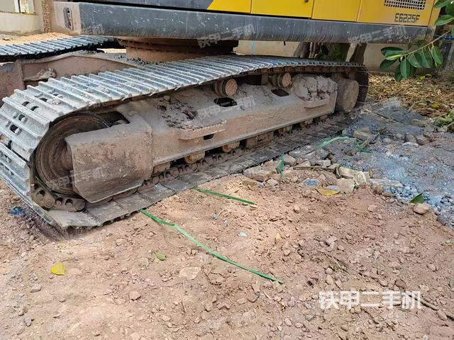 單側(cè)履帶整體(整機(jī)外觀) 單側(cè)履帶整體(整機(jī)外觀)