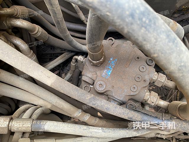 回轉(zhuǎn)馬達(dá)和主控閥（整機(jī)外觀）