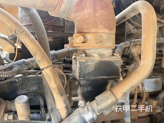 發(fā)動(dòng)機(jī)左側(cè)全景（壓路機(jī)發(fā)動(dòng)機(jī)艙）