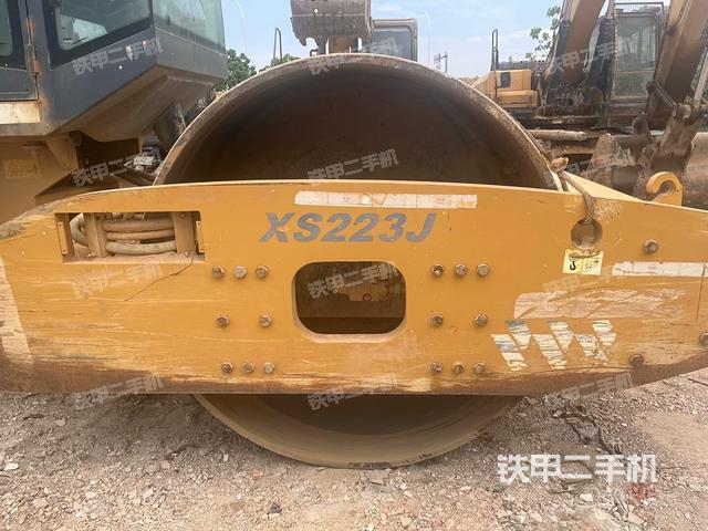 后輪右側(cè)全景（壓路機(jī)前后車架）