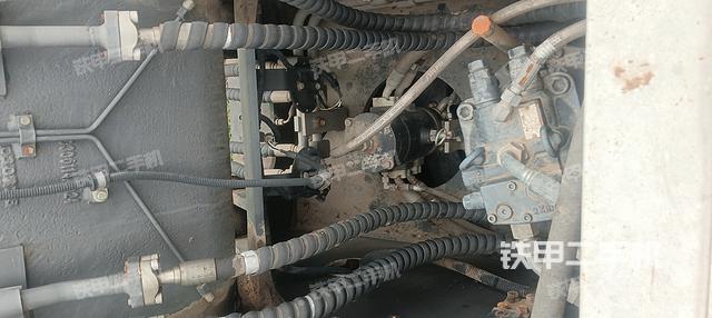 回轉(zhuǎn)馬達(dá)和主控閥（整機(jī)外觀(guān)）