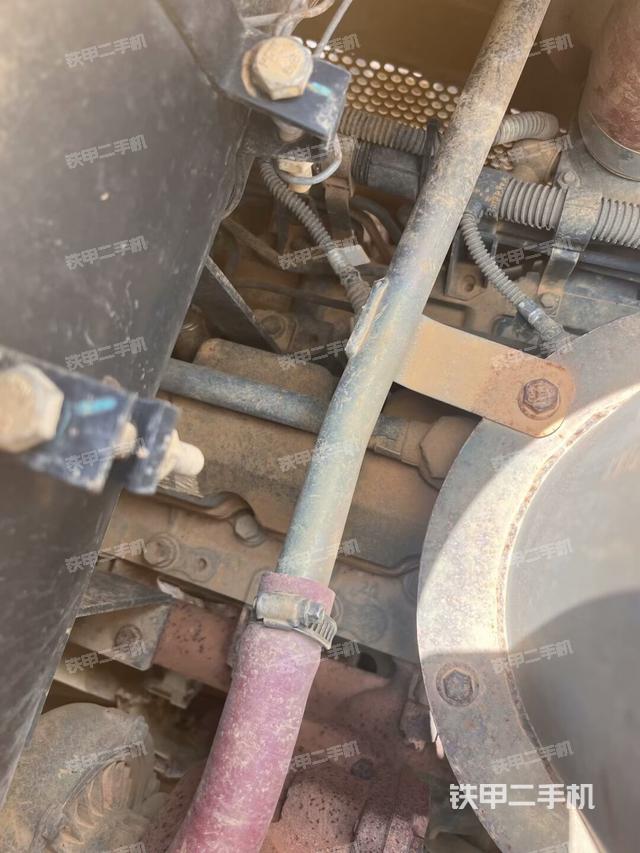 發(fā)動(dòng)機(jī)上部全景（壓路機(jī)發(fā)動(dòng)機(jī)艙）