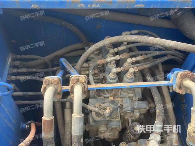 回轉(zhuǎn)馬達(dá)和主控閥（整機(jī)外觀）