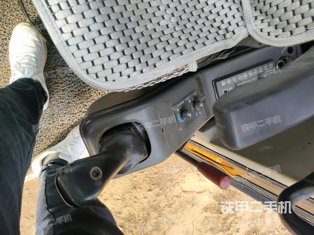 座椅左側(cè)控制臺/音響/含左手柄（駕駛室部分）