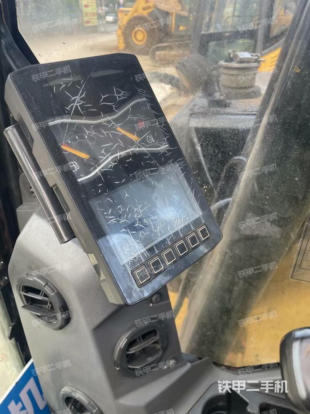 行走控制手柄和踏板?俯拍（駕駛室部分）