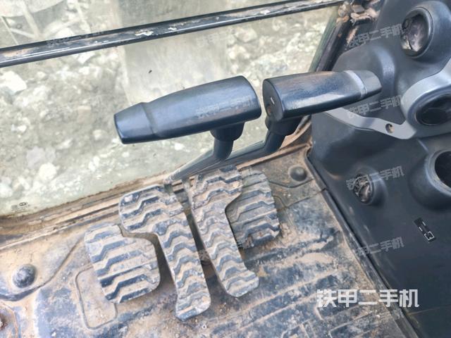 行走控制手柄和踏板?俯拍(駕駛室部分) 行走控制手柄和踏板?俯拍(駕駛室部分)