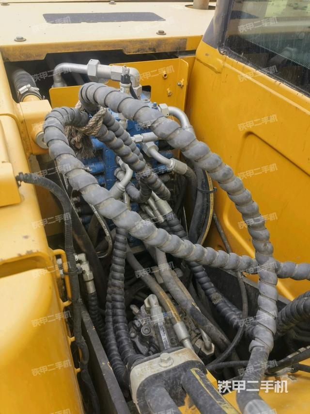 回轉(zhuǎn)馬達(dá)和主控閥（整機(jī)外觀）