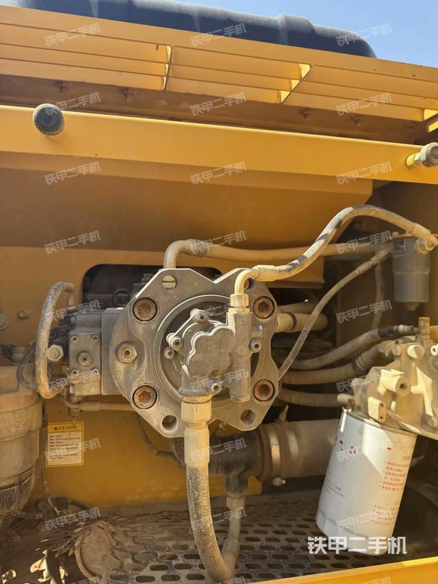液壓泵艙室正面整體(整機(jī)外觀) 液壓泵艙室正面整體(整機(jī)外觀)