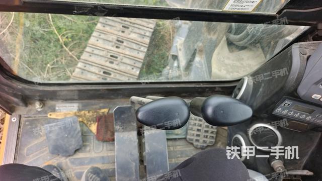 行走控制手柄和踏板?俯拍（駕駛室部分）