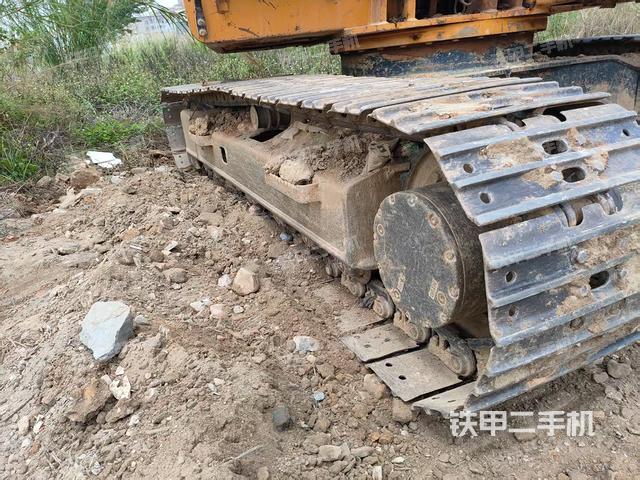 單側(cè)履帶整體(整機(jī)外觀) 單側(cè)履帶整體(整機(jī)外觀)