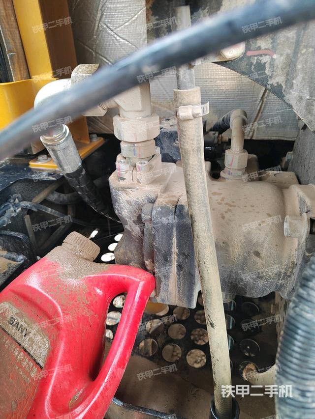 液壓泵艙室正面整體(整機外觀) 液壓泵艙室正面整體(整機外觀)