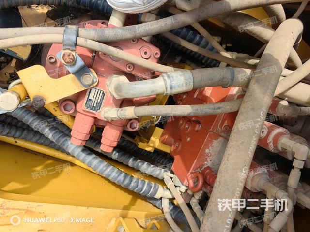 回轉(zhuǎn)馬達和主控閥(整機外觀) 回轉(zhuǎn)馬達和主控閥(整機外觀)
