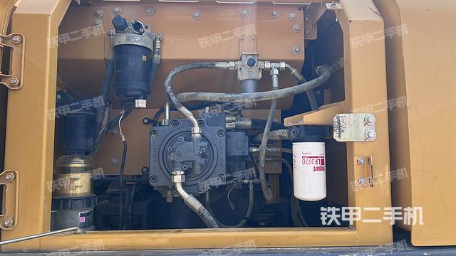 液压泵舱室正面整体（整机外观）