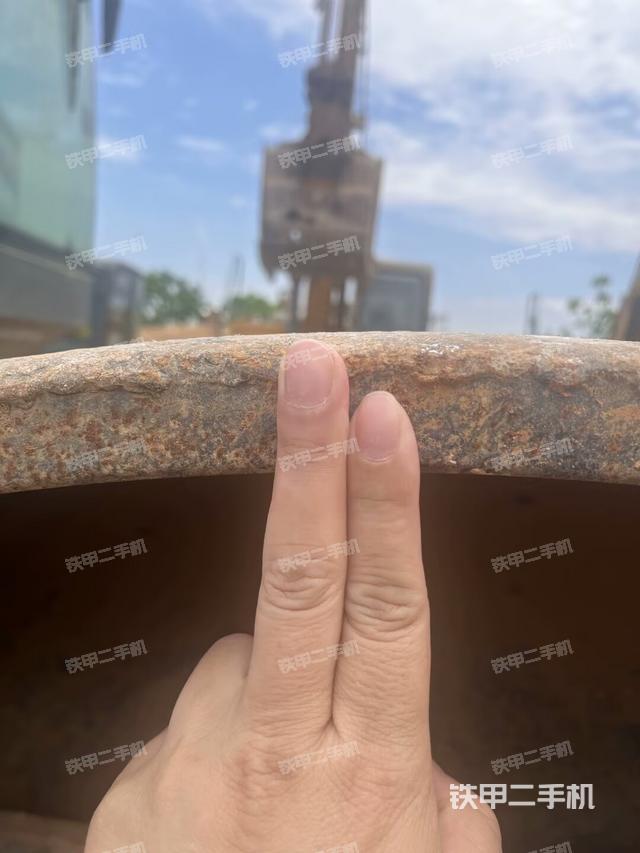 鉸接正左側(cè)（壓路機(jī)前后車架）