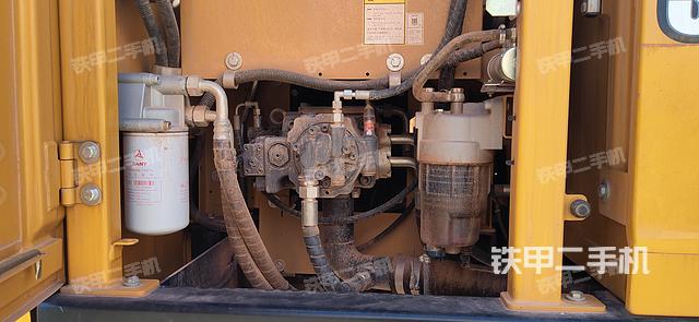 液压泵舱室正面整体（整机外观）