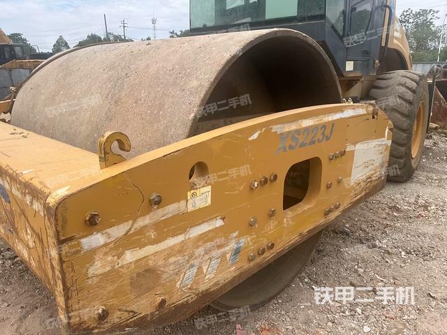 后輪左側(cè)全景（壓路機(jī)前后車架）