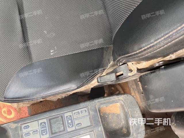 行走控制手柄和踏板 俯拍（驾驶室部分）