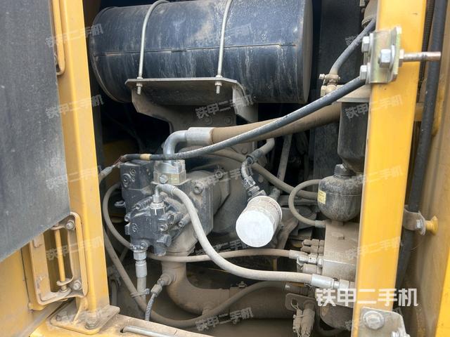 液壓泵艙室正面整體(整機外觀) 液壓泵艙室正面整體(整機外觀)