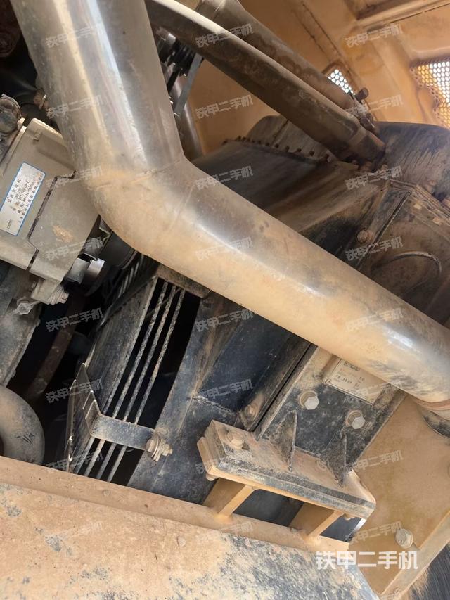 分動(dòng)箱或變速箱（壓路機(jī)發(fā)動(dòng)機(jī)艙）