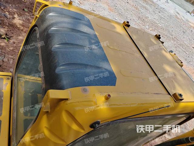 駕駛室頂部(整機(jī)外觀) 駕駛室頂部(整機(jī)外觀)