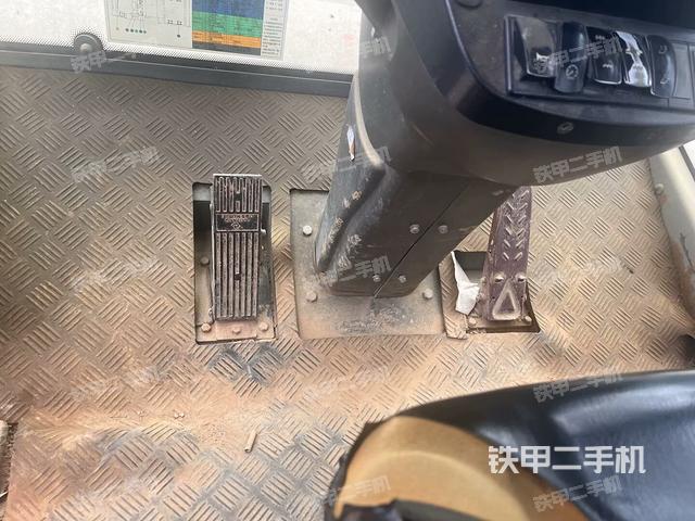 駕駛室側(cè)向上照全景（壓路機(jī)駕駛室）