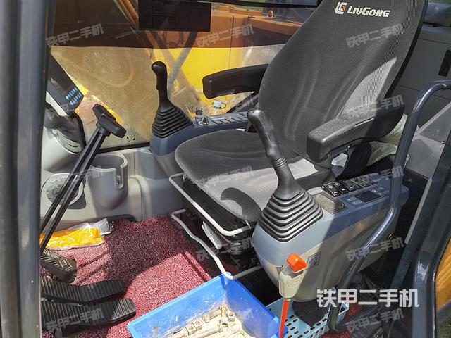 駕駛室整體(整機(jī)外觀) 駕駛室整體(整機(jī)外觀)